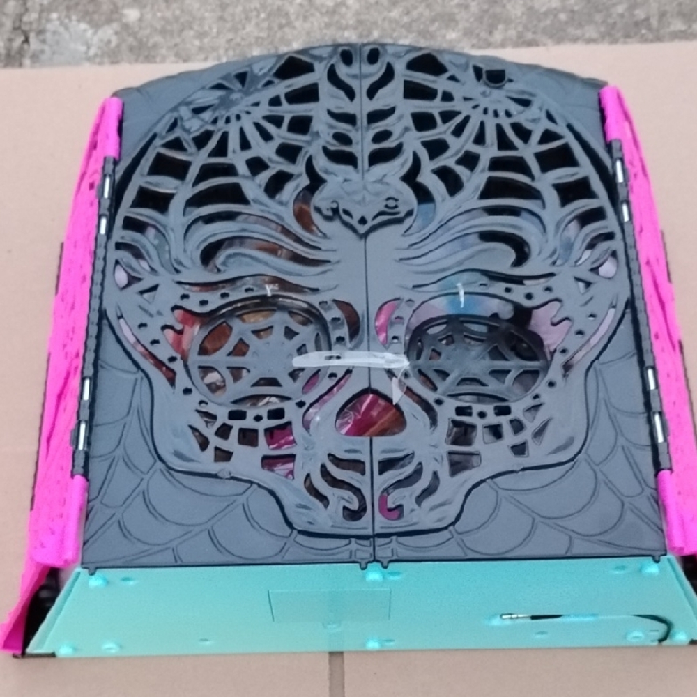 Monster High 13 Wishes Party Lounge Fashion Doll Playset